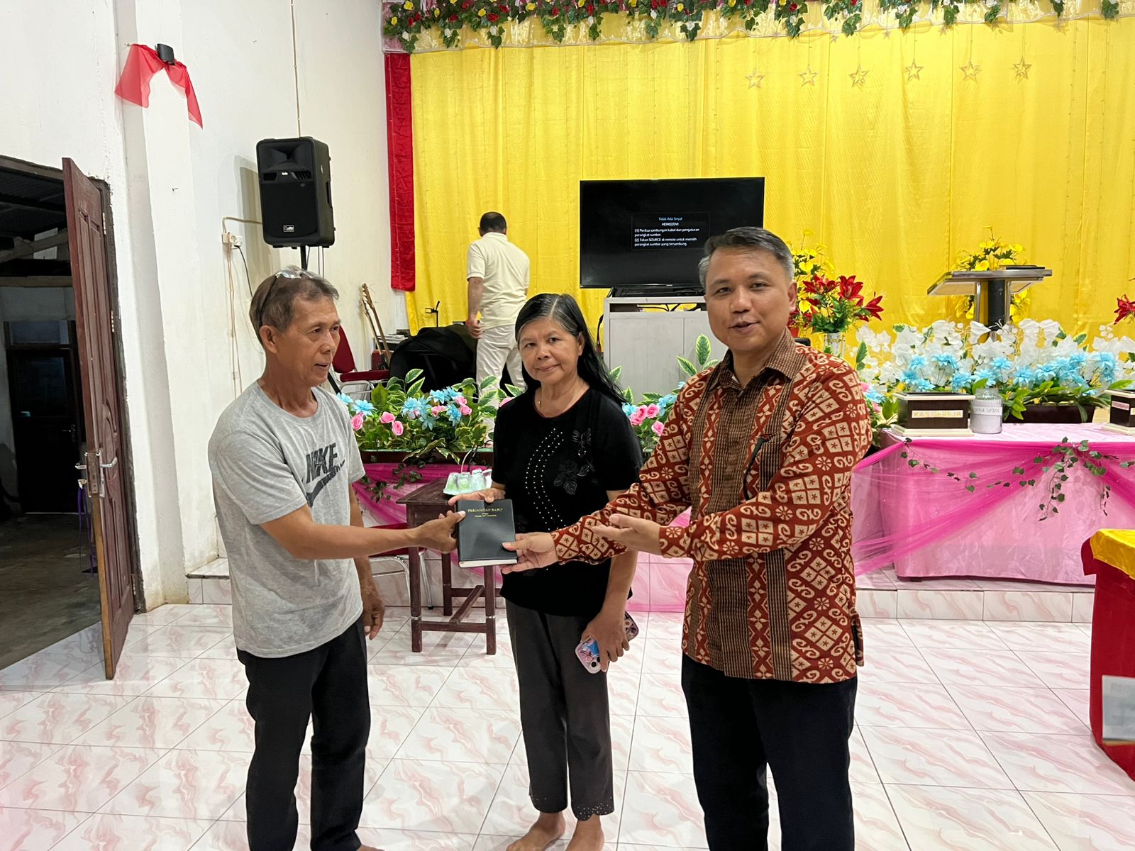 Penyerahan Alkitab kepada GPDI Berea Morotai