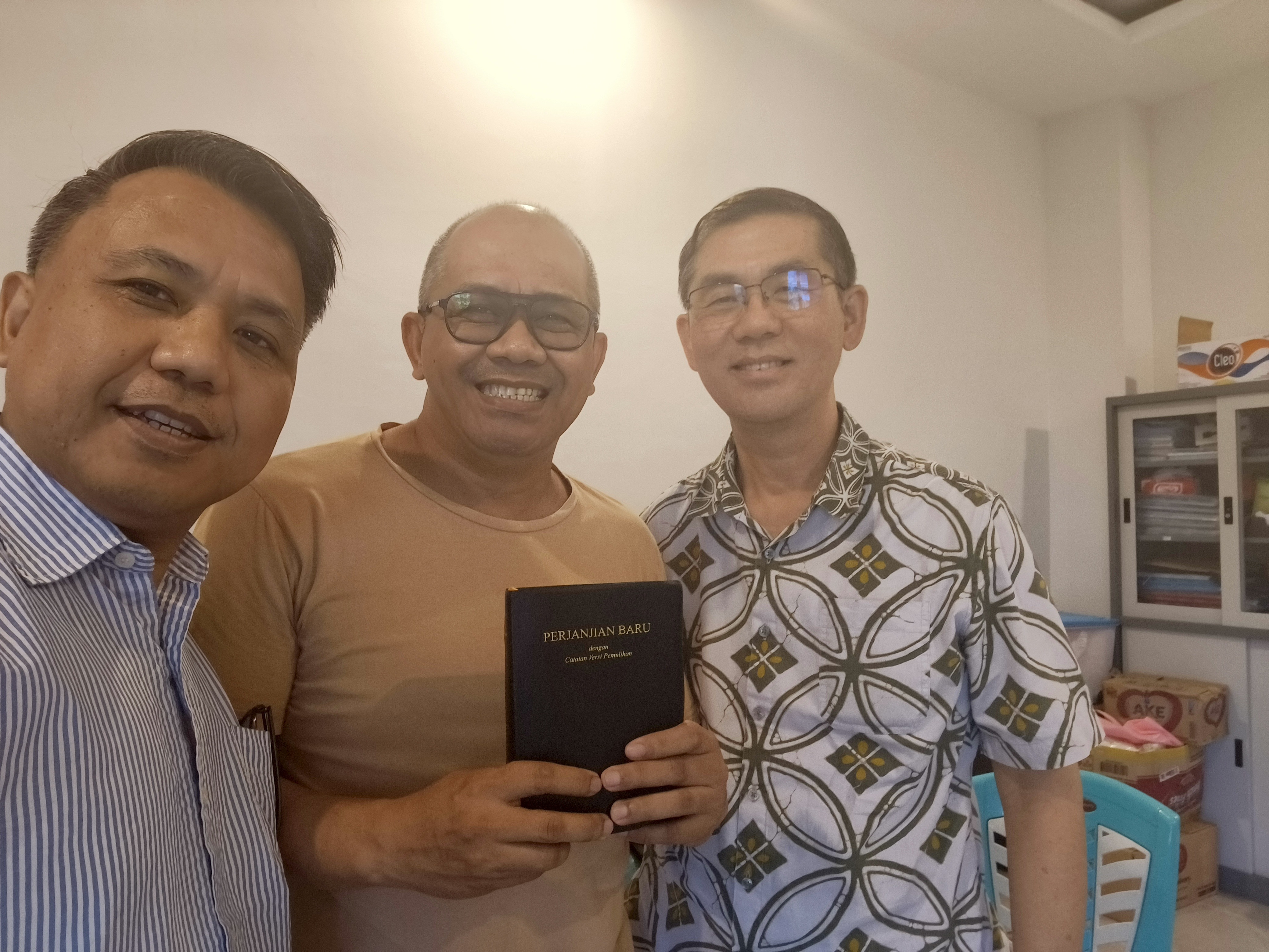 Penyerahan Alkitab kepada Pdt. Rudolf Lampias di Ternate